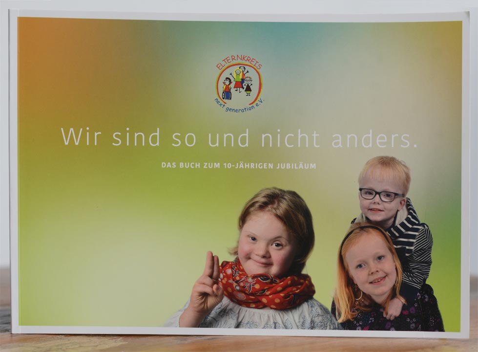 Bilderklatte mit Porträts von Kindern mit und ohne Handycap